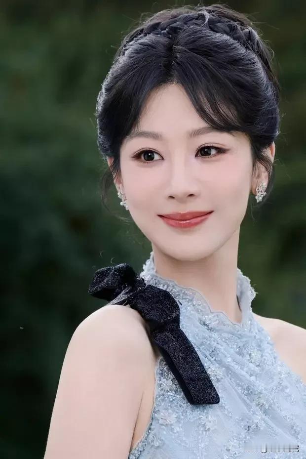 近日，杨紫的一组绝美照片惊艳亮相，瞬间在网络上掀起热潮。画面中，她身着一袭浅蓝色