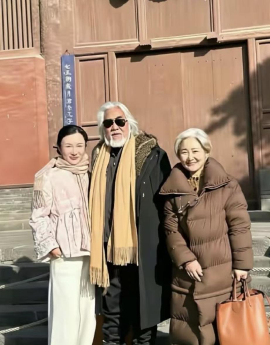 张纪中和妻子及其岳母，在外地游玩时的合影。小他31岁的娇妻年轻貌美，与张纪中如
