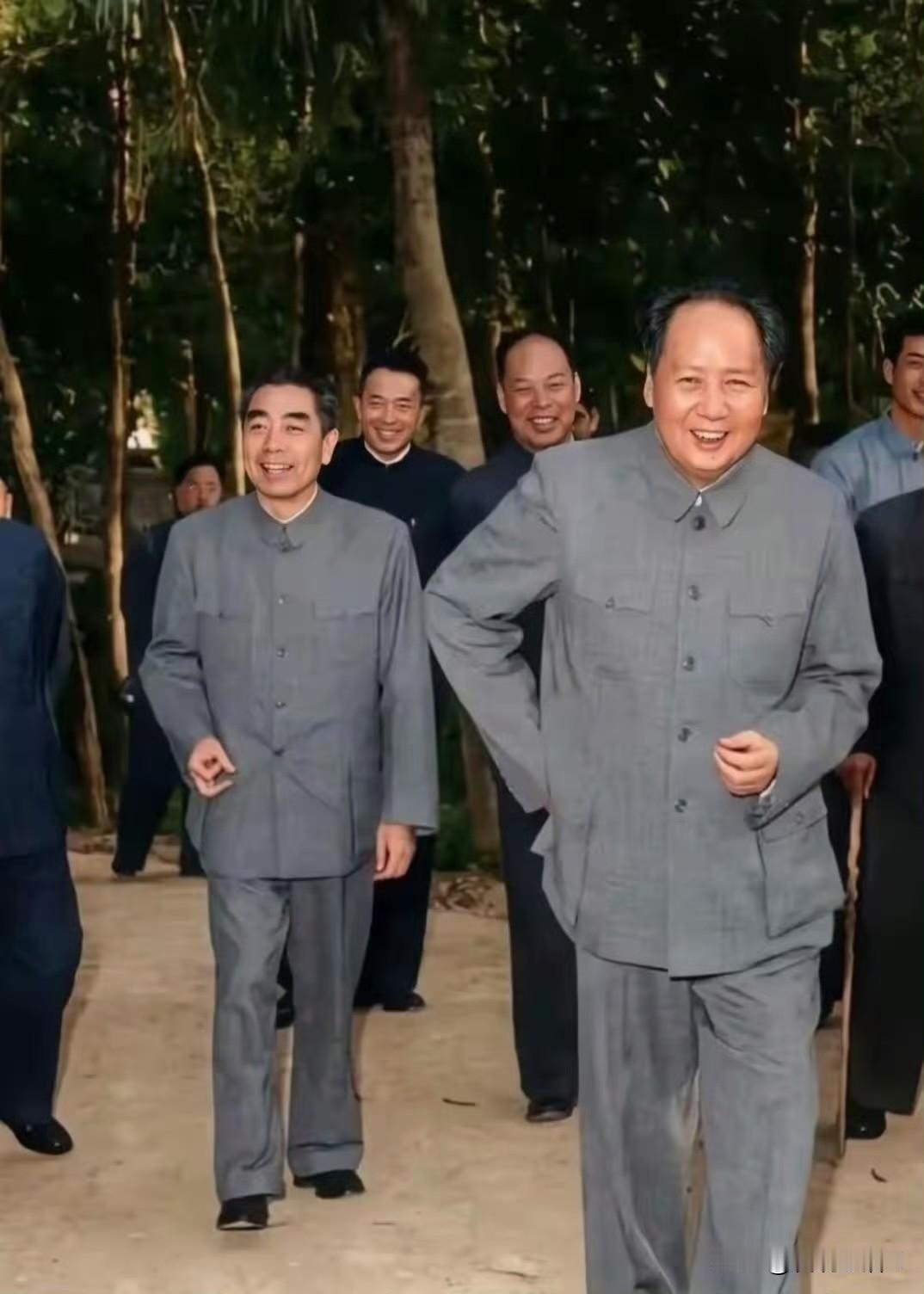 这张经典照片拍摄于1950年中后期，绿树掩映下，一众领导人缓步前行：毛主席边走边