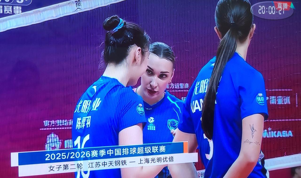 上海女排两大外援真厉害啊！特别是沃龙科娃，大力跳发和大力扣杀所向披靡！江苏女排苦