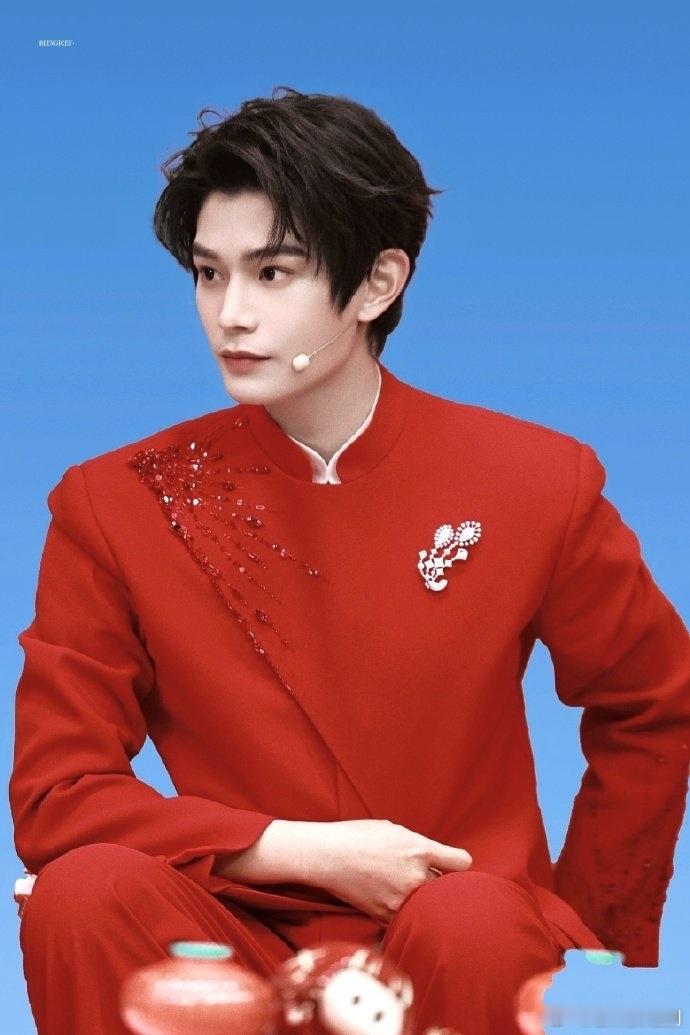 央妈是真的偏爱丁禹兮！春晚给足单人环节，主持人围着互动，后期还专门配上个人素材。