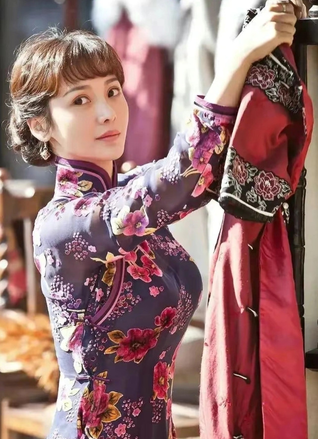 柳岩和娜扎的旗袍造型，你更喜欢哪个？