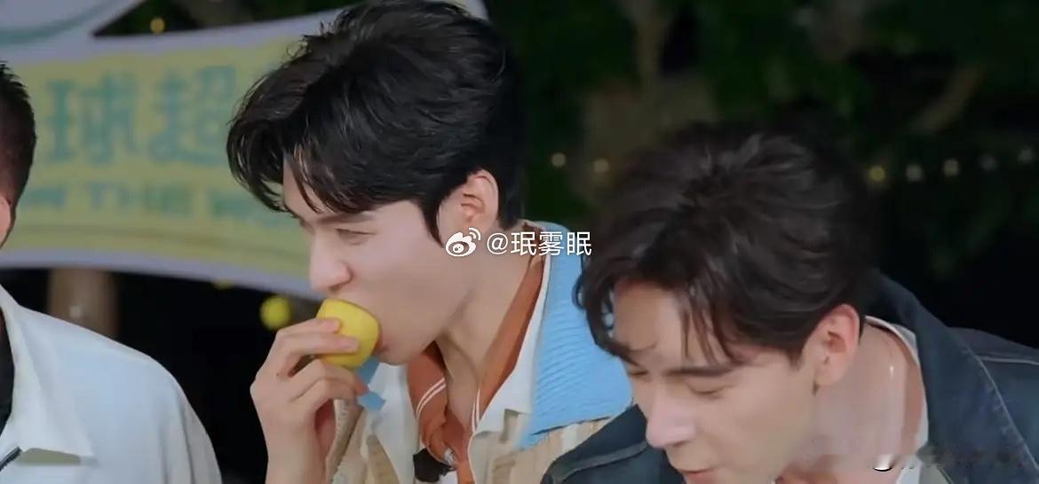 龚俊让嗓子不舒服的林一吃柠檬，被林一粉丝指责，明明只是一场整蛊游戏，却被粉丝说成