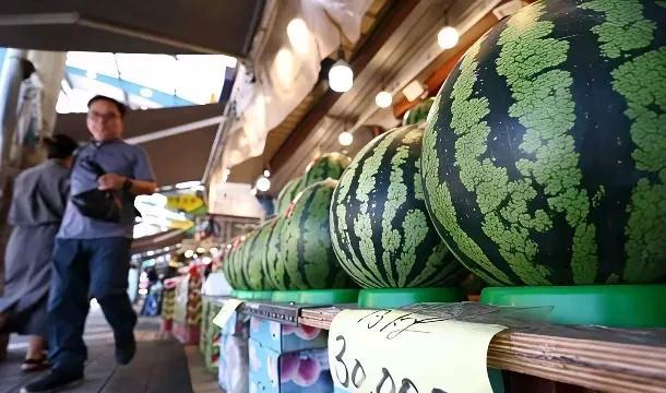 由于天气炎热，韩国的西瓜价格猛涨到一个3万韩元！据媒体消息，目前韩国西瓜的平均