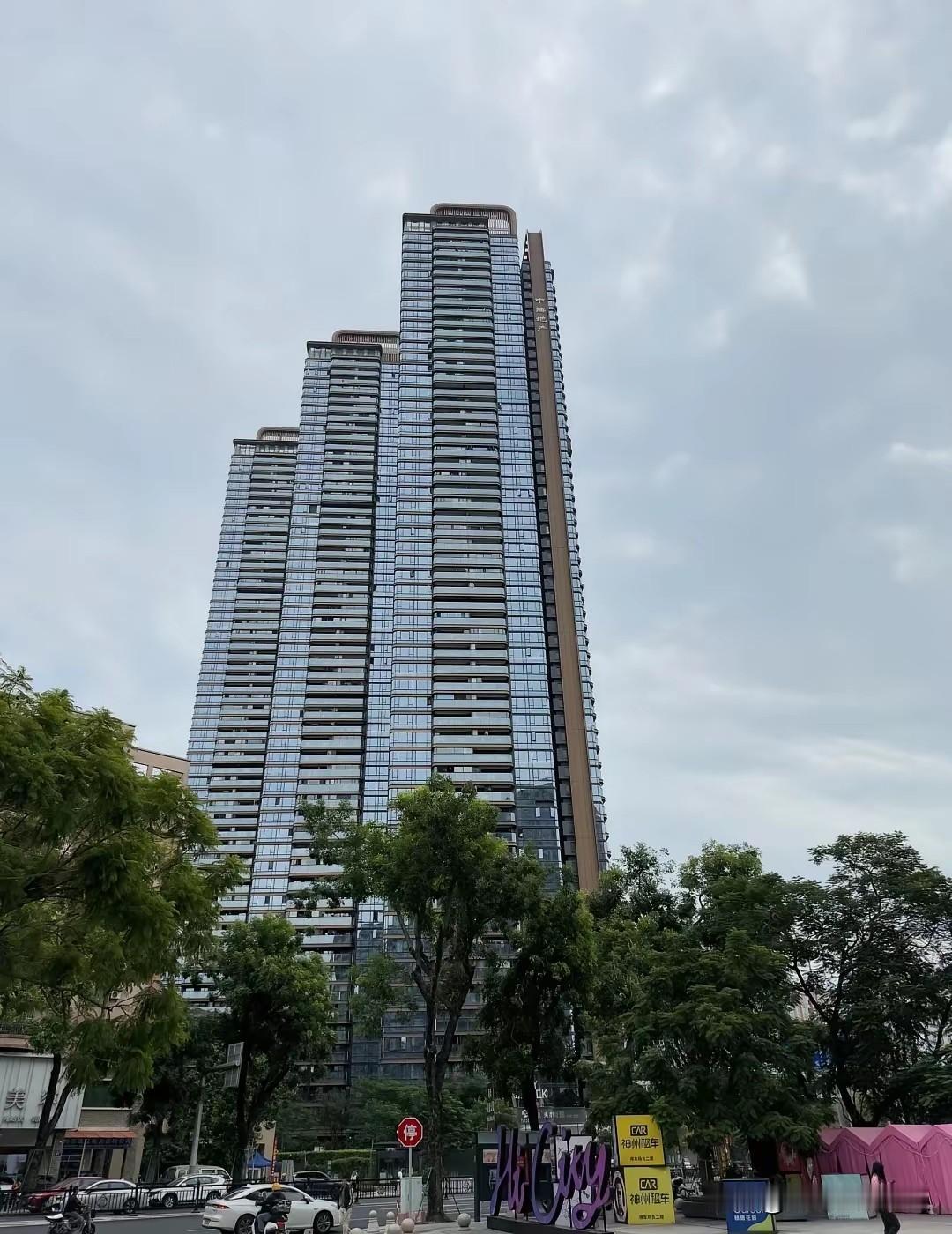 在深圳科技园加班到凌晨两点，写字楼的灯亮得像白昼，电梯里撞见三个捧着咖啡的年轻人