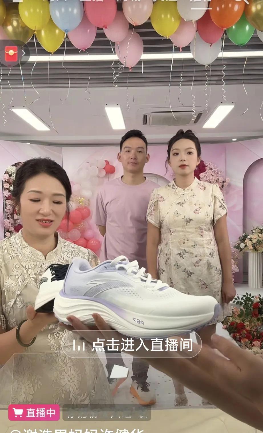 不服不行，帅小伙谢浩男一出场，人气太高了，都到晚上十一点半了，直播间还是三万多人