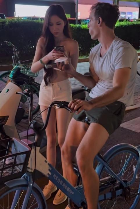 女孩在大街上被一个外国大叔搭讪，女孩很开心，拿出手机加了大叔的联系方式大叔凑过