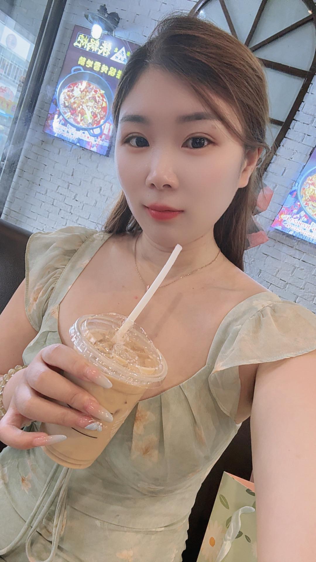 穿的了碎花裙，但做不了那娇滴滴的女子，更不懂polo衫的深情，死犟死犟...