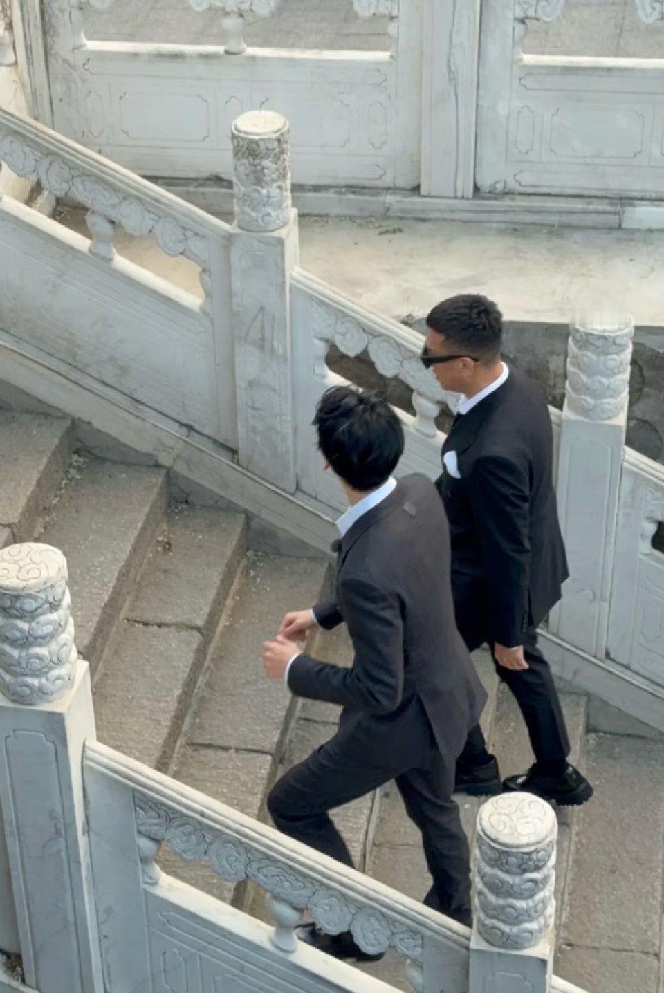 太喜欢龚俊穿西装了，很体制内的感觉​​​