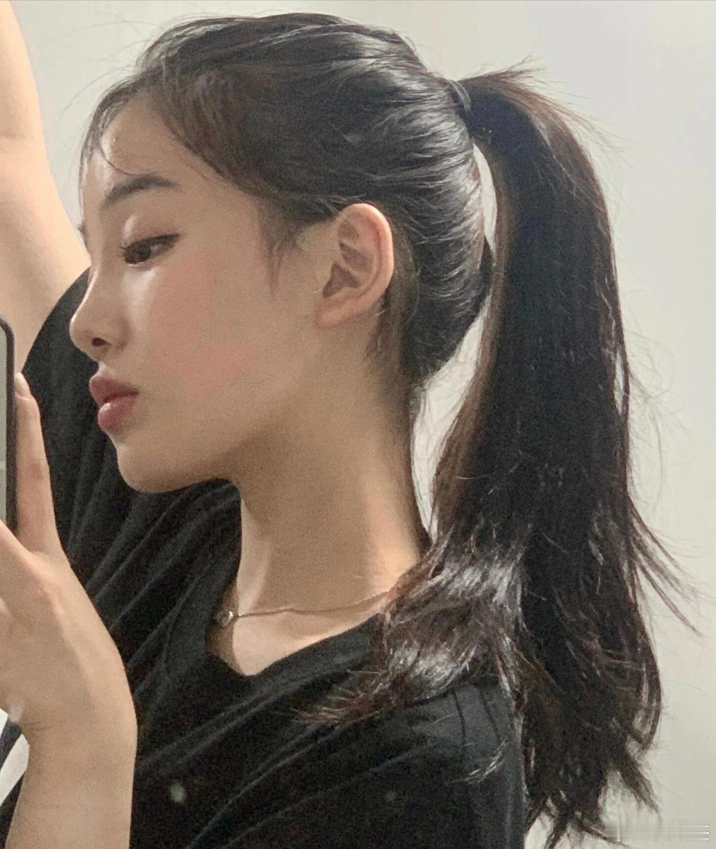 马尾扎这么高，真的非常罕见～～