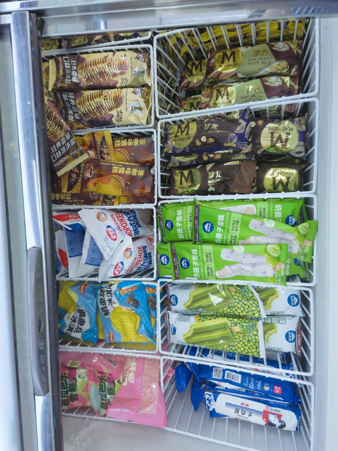 现在的冰淇淋柜离开巧克力是不是不能吃了啊。感觉大多都是巧克力味的不吃巧克力怎么办