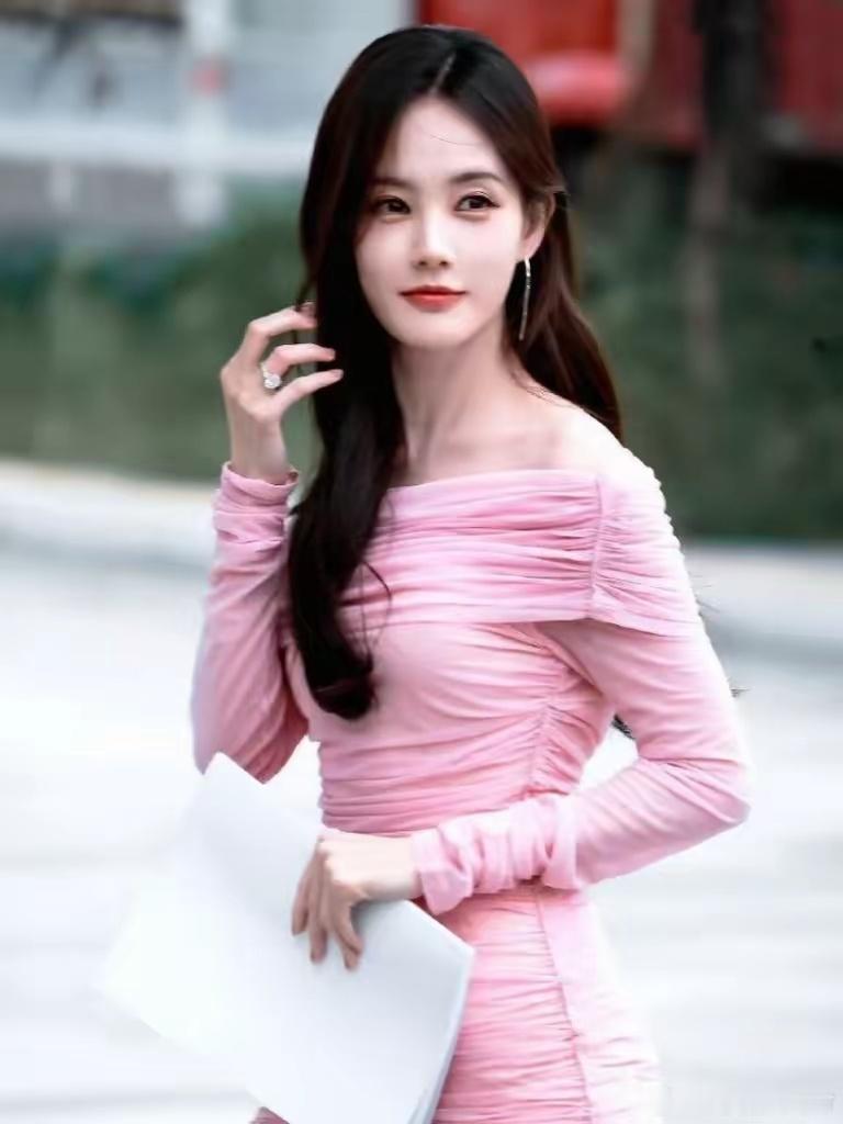 第一次看到，正妻联合三姐一起斗老公，新剧《美人余》有点意思。本来是冲着男女主，李