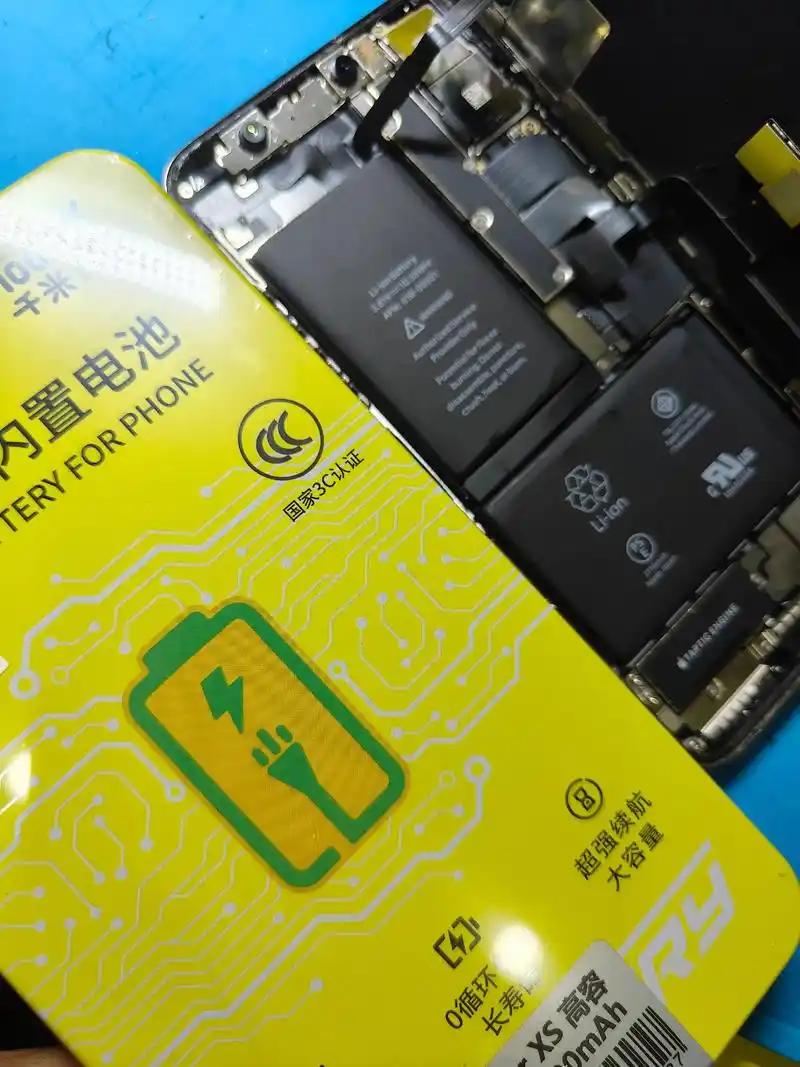 苹果公司为什么不给苹果配大电池？其实大电池对于手机来说，是最没用技术含量。苹
