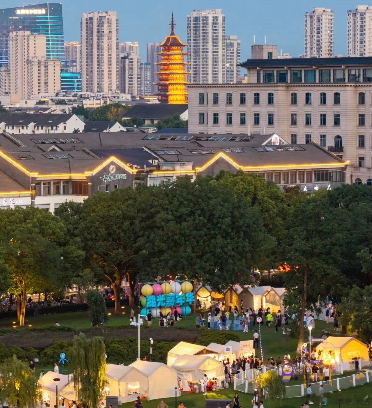 光影苏州是一场实景电影大片盛夏的苏州自带滤镜，街巷河湖光影错落，白墙黛瓦倒映水中
