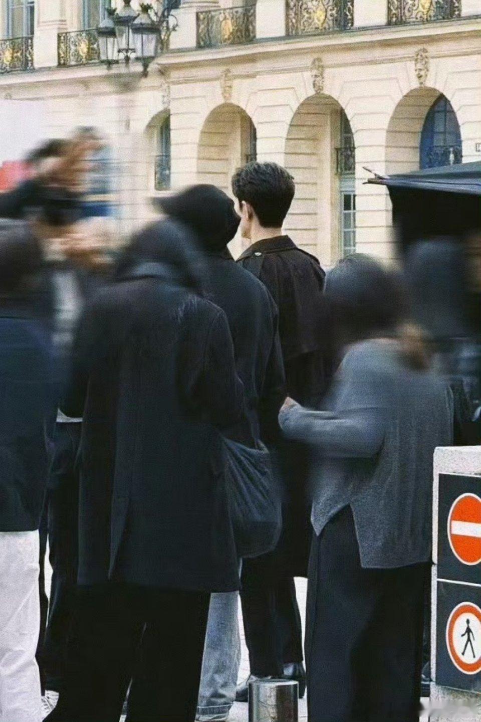 肖战在巴黎拍广告被偶遇​​​