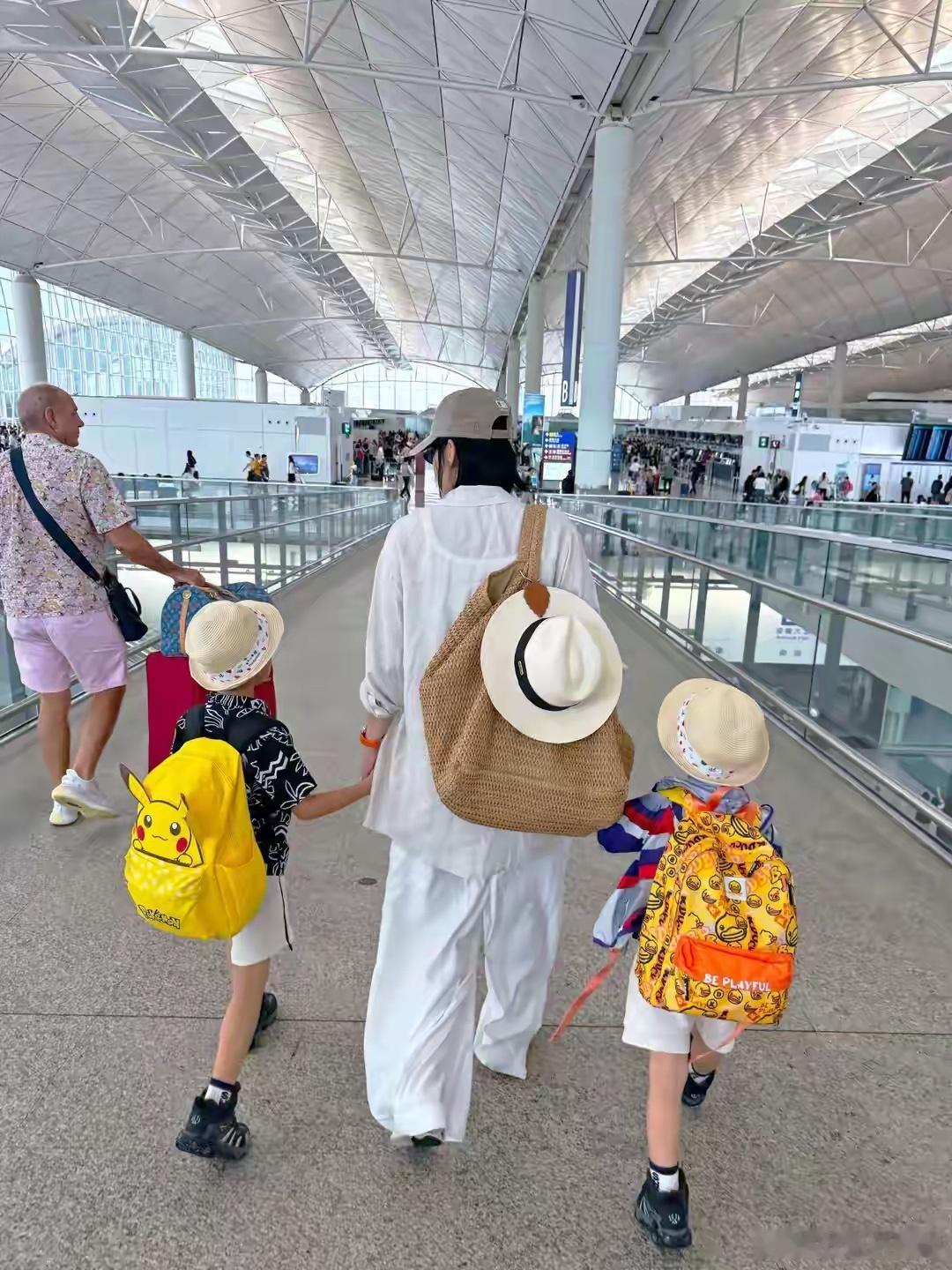 胡杏儿老公晒一家五口出游照胡杏儿带三个儿子出游基因太强大！三个儿子简直是爸爸的迷