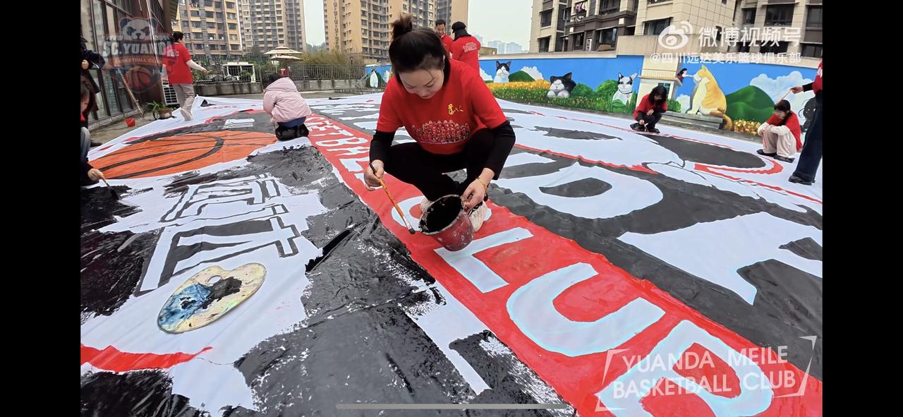 感动的时刻，甚至是一个泪目的时刻！因为一群球迷给四川女篮精心制作了一张超大幅球