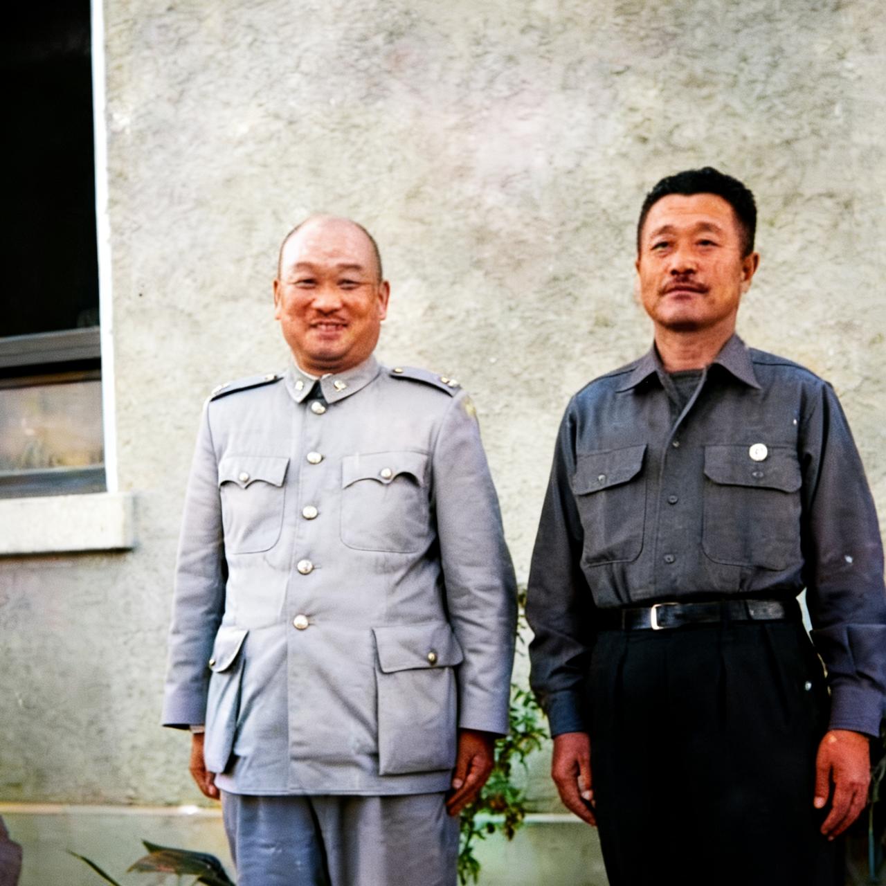 1948年，杜聿明和老师刘峙，一张罕见的合影，照片中的他们并肩而立，此时的他们看