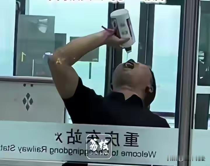 “现实版的人在囧途！”重庆，男子乘坐高铁时，带了一瓶开盖的茅台酒，结果被安检人员