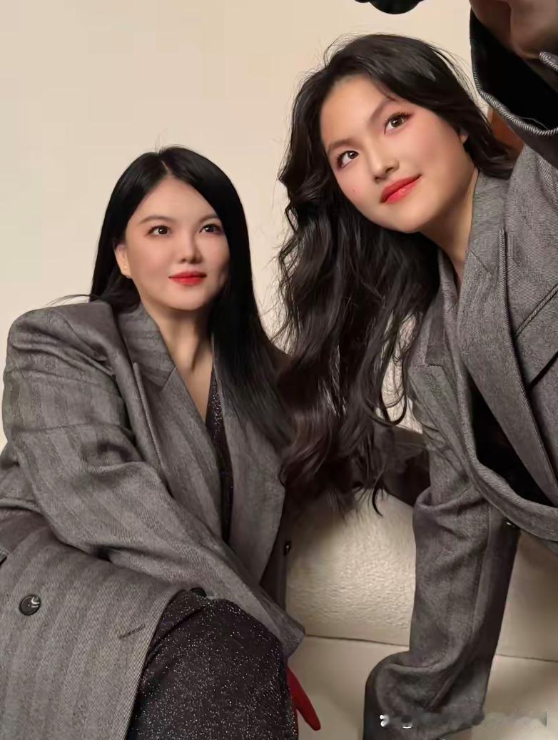 王诗龄回国后和妈妈李湘又拍新片，这次是西装控，王诗龄跟妈妈李湘穿一个系列，有人说