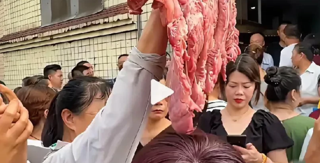 “良心都去哪了？”6月23号，四川，自贡家长发现学校配送肉类的车辆没关车门，