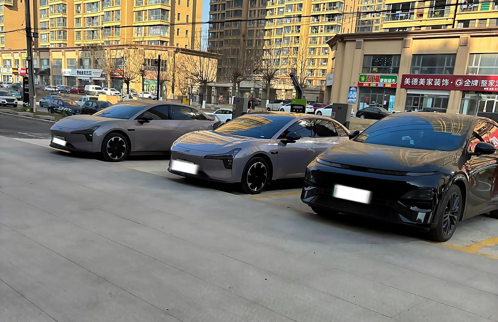 今天上午去充电的时候，来了一台一模一样的小鹏MONA。我想拍两张，看到下来的是女