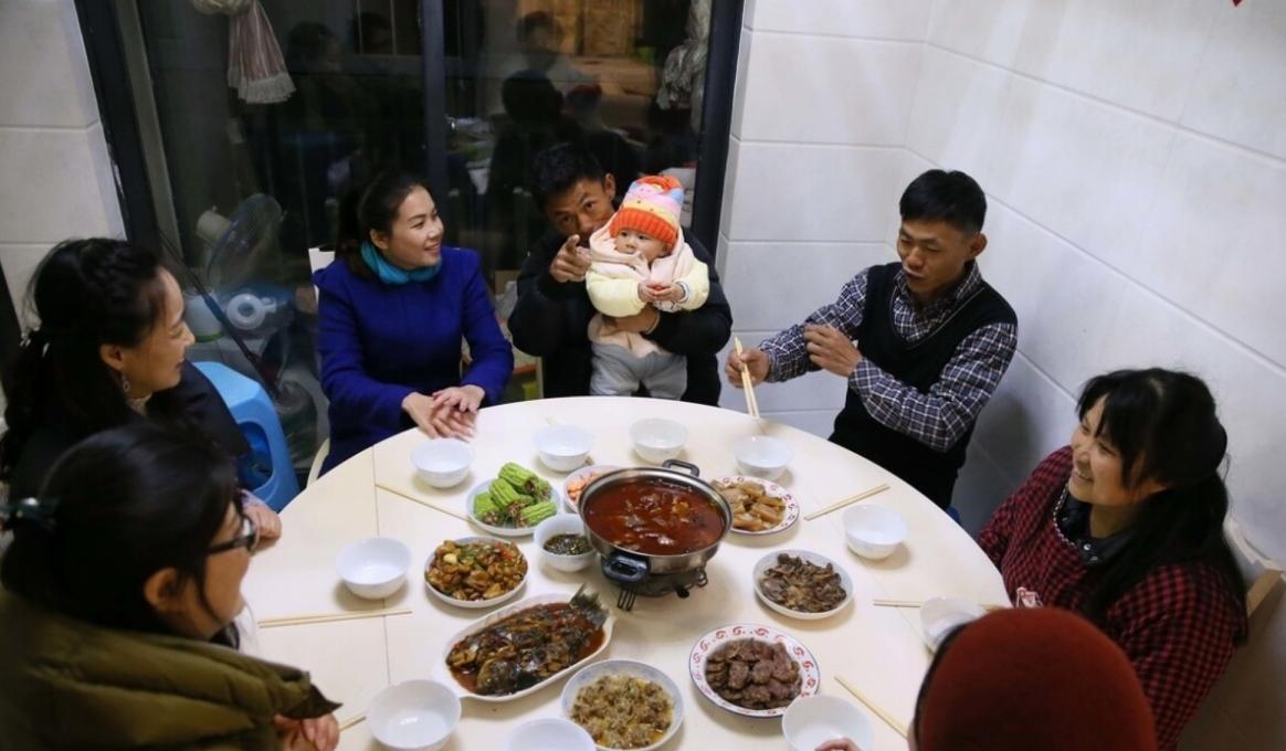 老两口和小两口一家四口要去串亲戚。出门前，儿媳妇先给三人立了规矩：“爸，您少喝