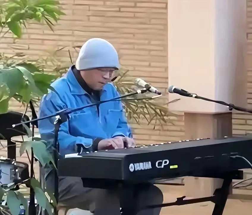 窦唯定居阿那亚！如今活成低调“海边大叔”很多人一听说窦唯住在阿那亚，还以为