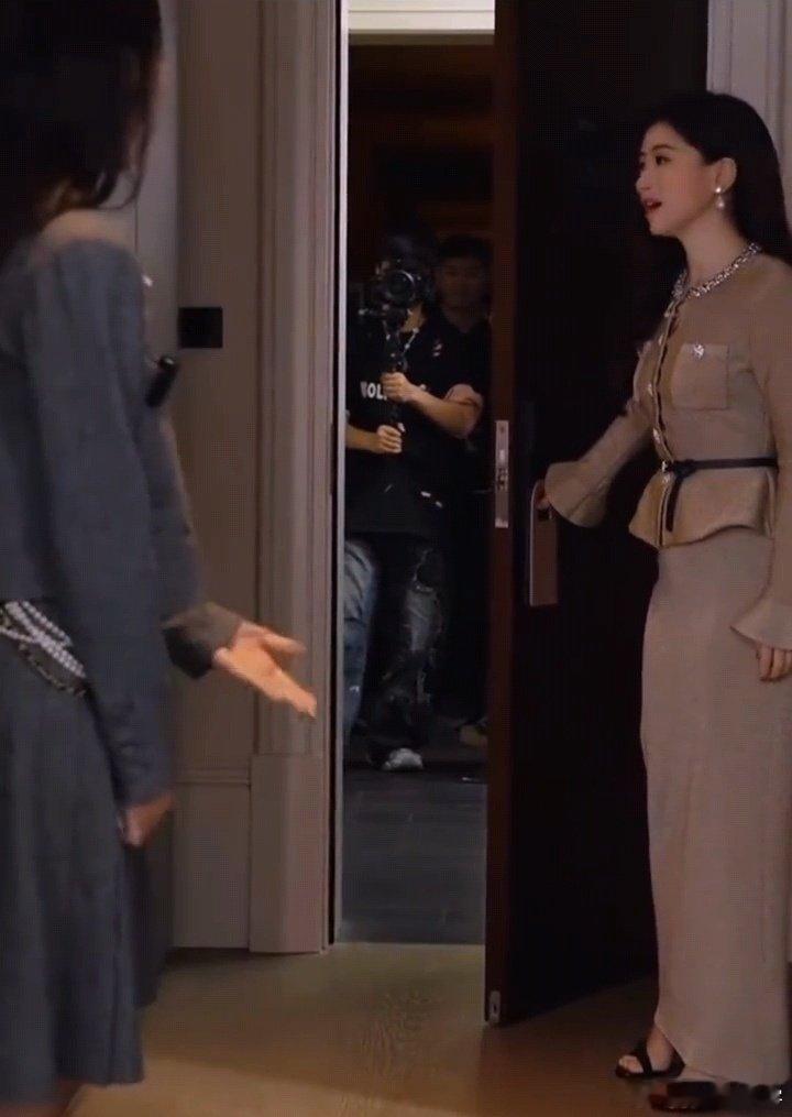 翁青雅专业的人不一定比你专业多少翁青雅前脚吐槽专业无用，后脚就因直播失误翻车