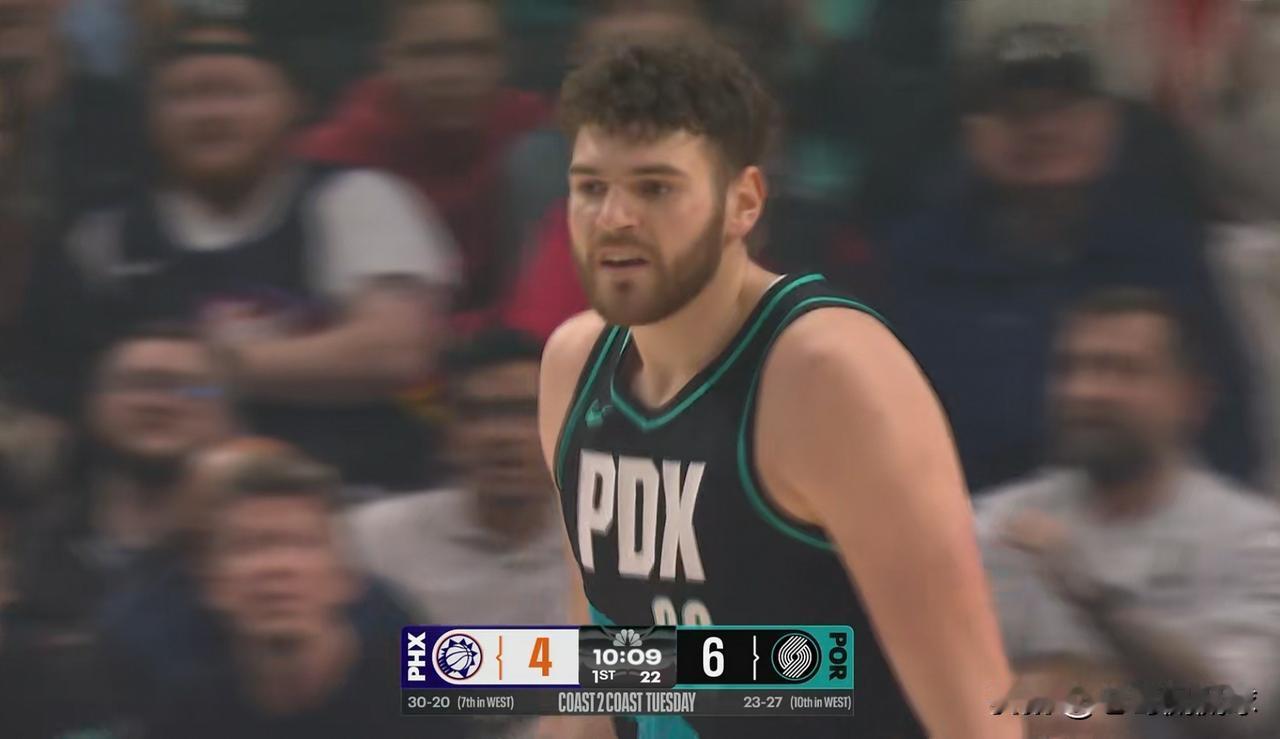 开拓者当家中锋克林根真是太出人意料了！在今天开拓者主场迎战太阳的比赛中，目前双方