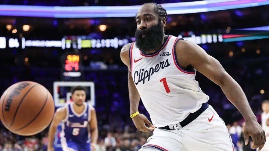 邓恩抢篮板有个很隐蔽卡位对抗，然后东子飞了，摔倒前挂到詹姆斯腿上，像出了车祸一样