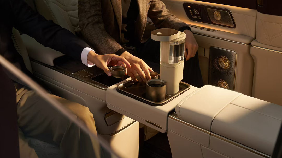 蔚来ES9图1这个桌子，比较好奇是怎么搞出来的，中间的好理解，扶手箱拉出来，但