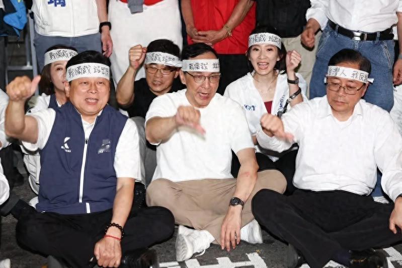 赖清德再次出手，逮捕13名国民党党工，欲逼郑丽文妥协。12月17日国民党嘉义市党