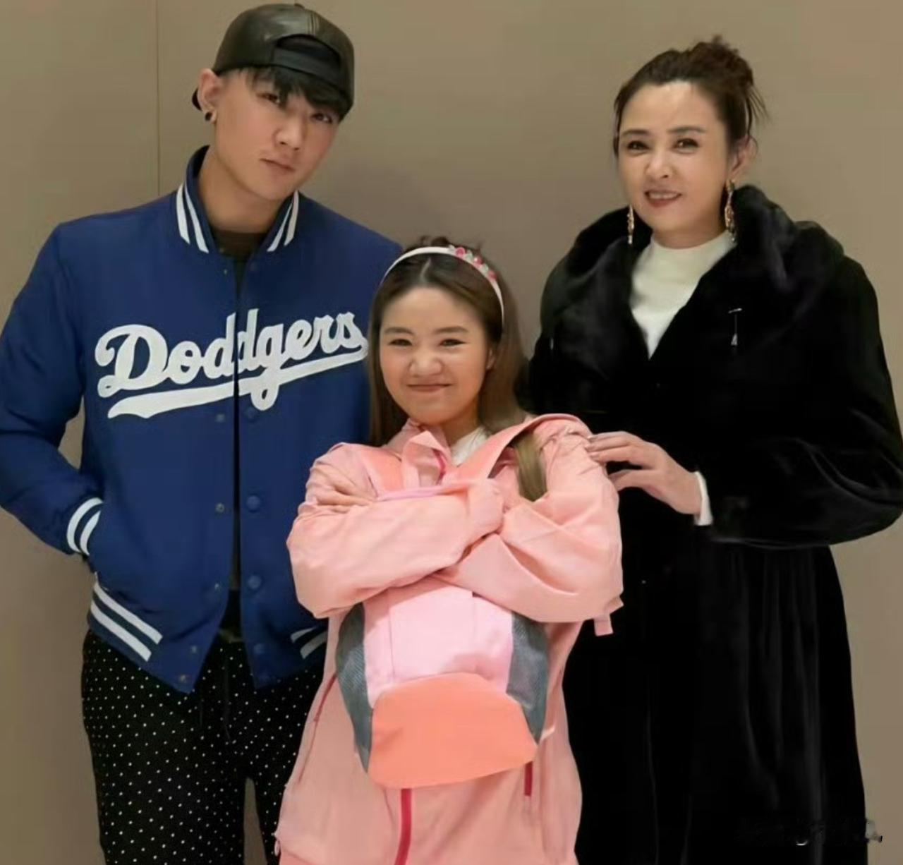 如果网友爆料的信息是真的。那我就知道为什么晋妈要收养另一个女孩了。最近刷到晋