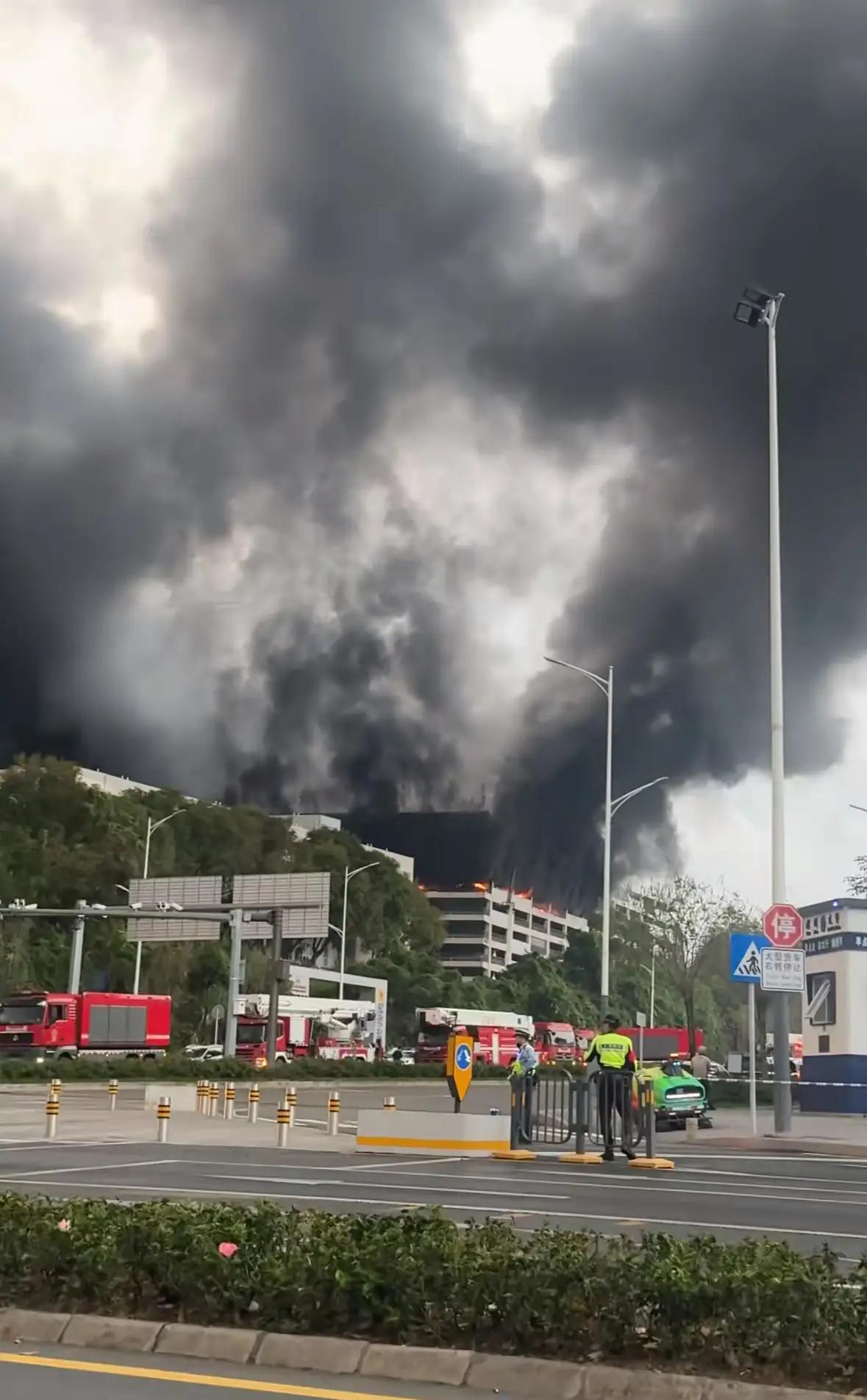 比亚迪着火这件事，很多人以为最慌的是车主。其实不是，有可能是整个电车行业要被