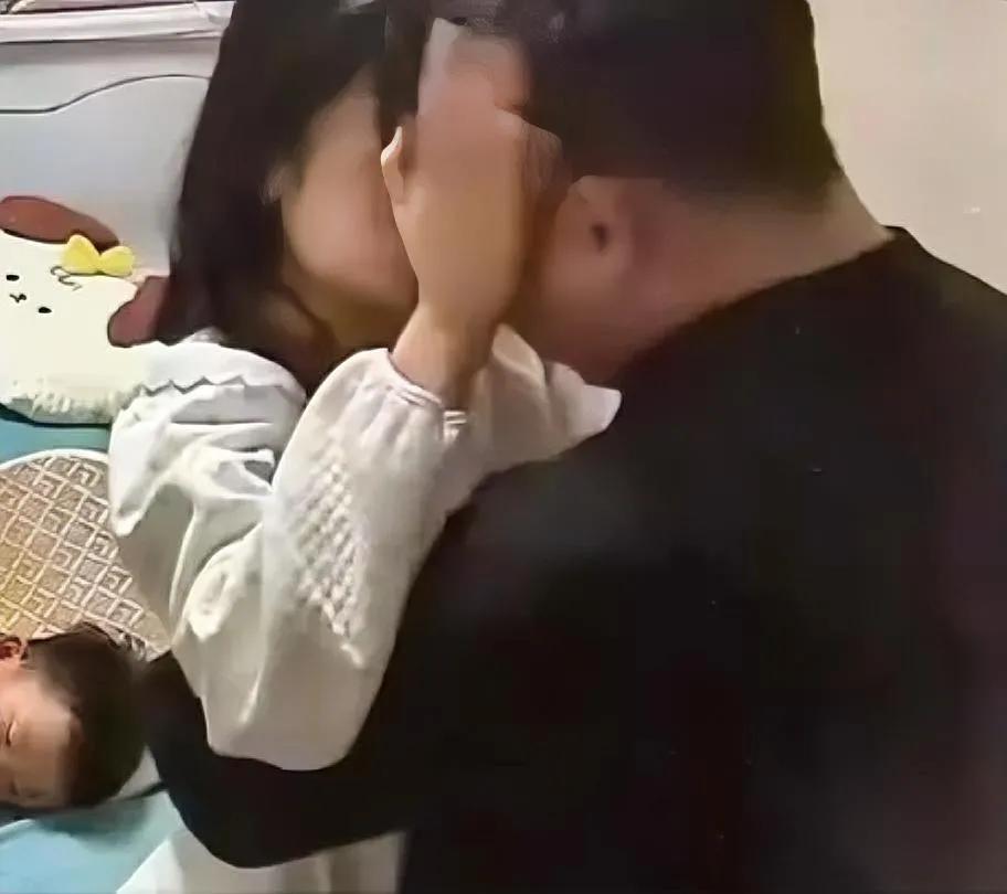 他一句“亏了”，她秒回三个字。被窝还热，心更烫。江苏这对小夫妻把“同甘共