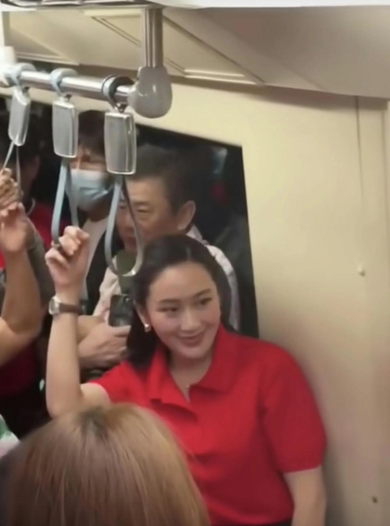 这就是佩通坦本来的样子！当总理时佩通坦到泰国首都曼谷市的地铁线上去检查体验工作