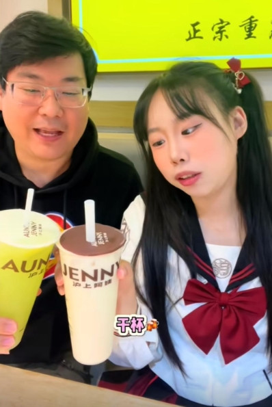 东北00后女孩爱上北京大叔，大叔大她20岁，恋爱后不工作在家躺平。在抖音平台上，