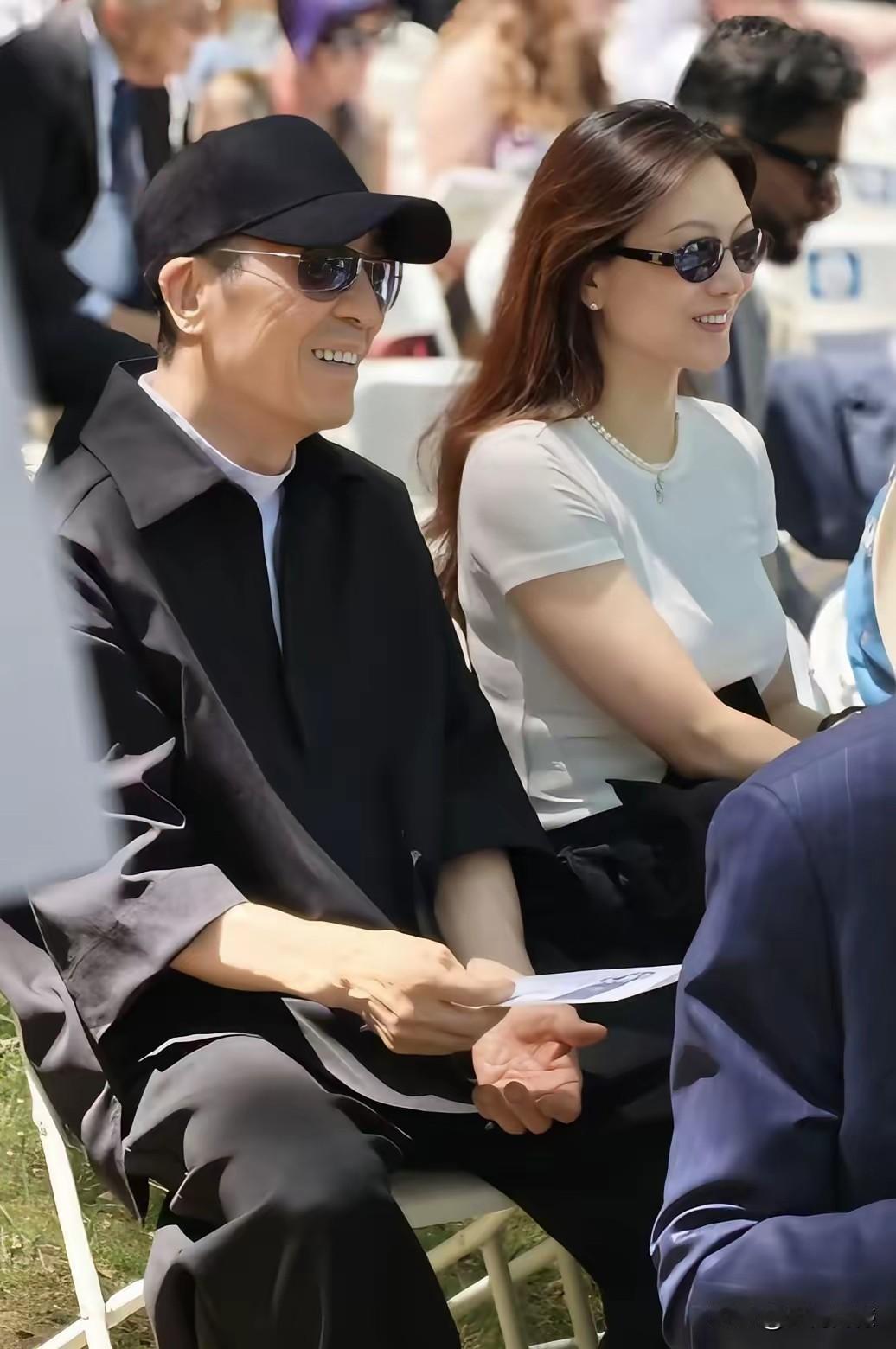 张艺谋和妻子近日现身耶鲁大学，低调参加了二儿子张壹丁的毕业典礼，镜头里他一身黑衣