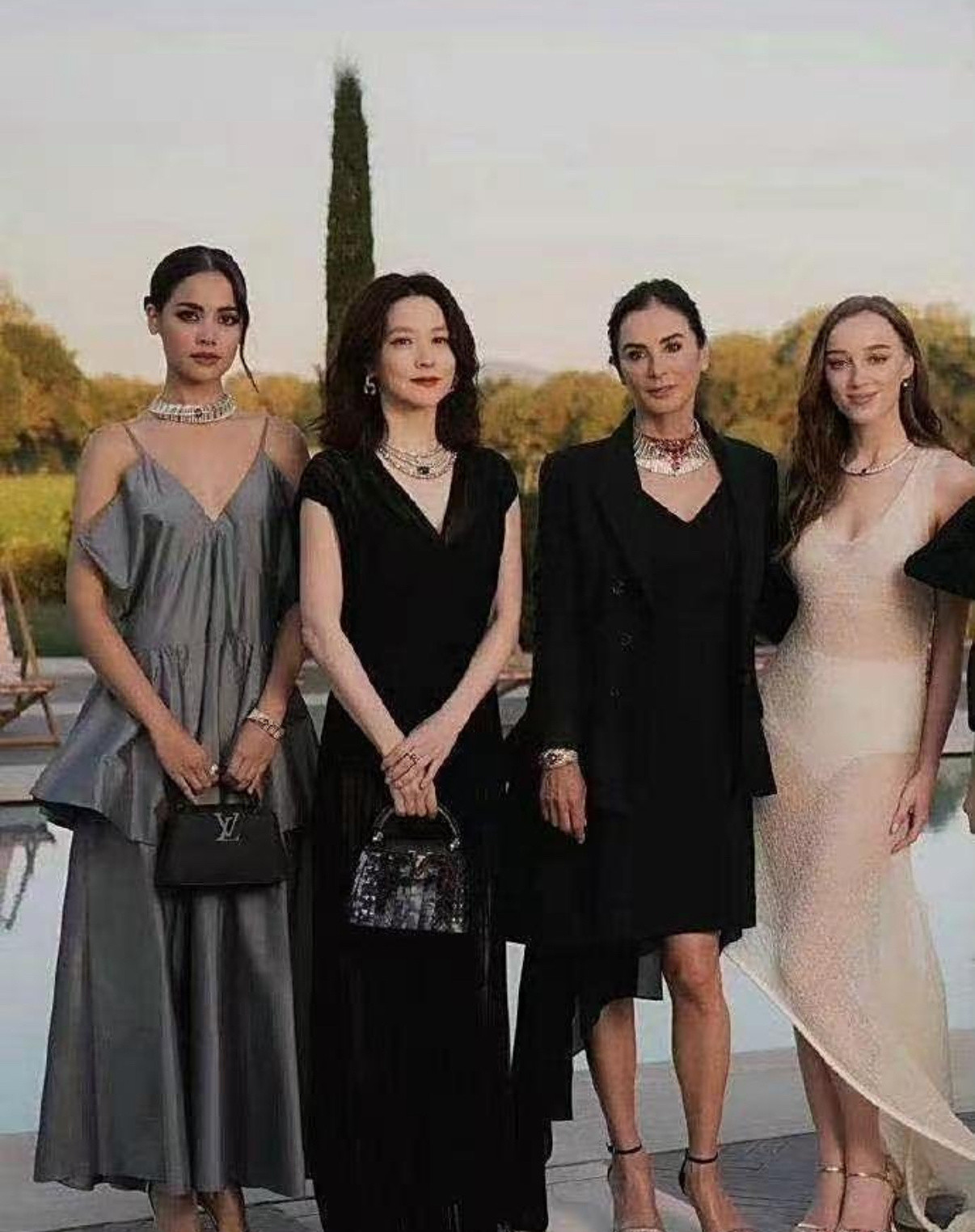 有人说把金晨p掉整张照片会变的高级。这是真的吗​​​