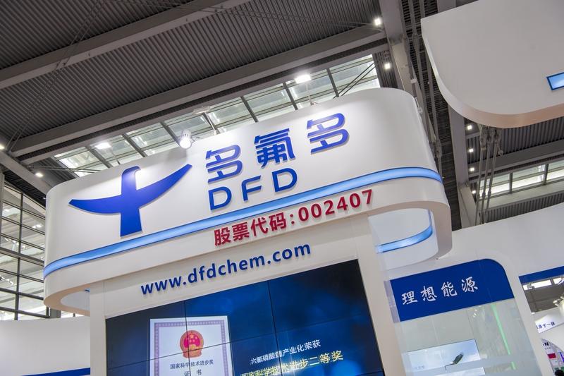 朋友13块4买入多氟多，15块5下车，赚了两块钱还美滋滋的。9月5号这票突然