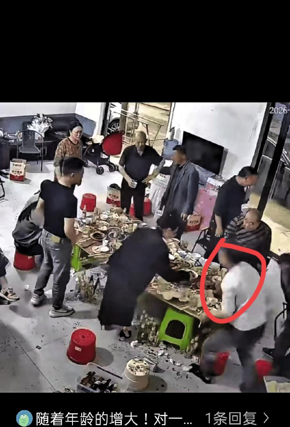 万万没想到。山东，男子邀请亲朋好友在家里聚餐，用心做了几十道家常菜，满满一桌饭菜