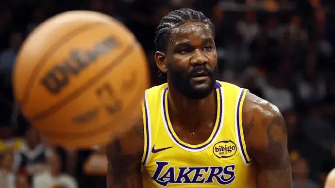 不是受伤？美媒爆料艾顿伤情：“艾顿的左膝是个烟雾弹。”“雷迪克彻底放弃了