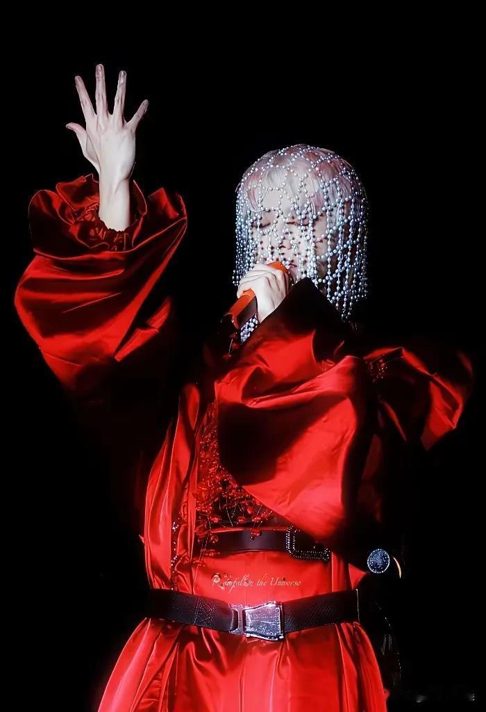 娱乐圈的一名歌手说唱能力都不俗长相原本憨厚如今太好看有点招人妒华晨宇不