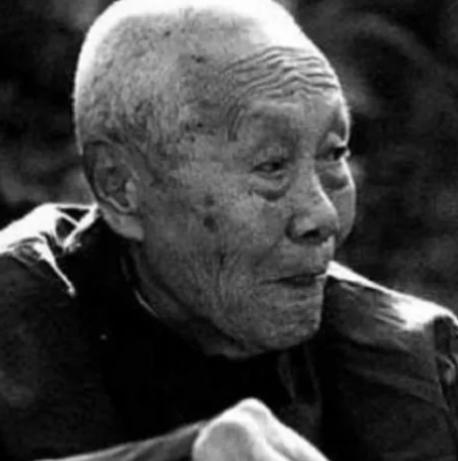 晚清时期，婉容把太监孙耀庭叫进闺房，命令他伺候自己冲澡，谁知，当她解开衣衫，孙耀