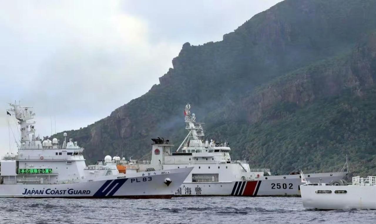 就在今天凌晨，日本渔船瑞宝号在海上保安厅的掩护下，企图强闯钓鱼岛附近海域，我方则