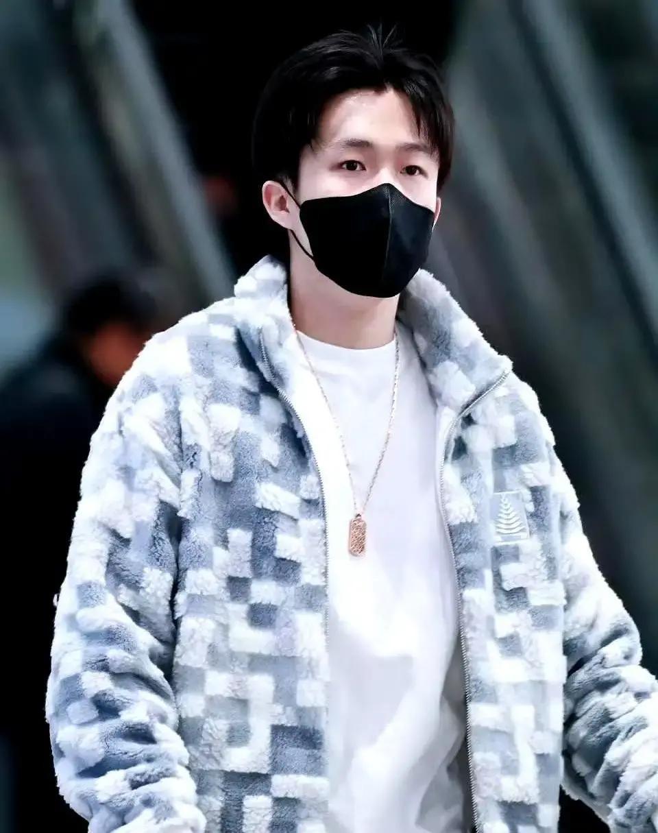 王楚钦亚运会一人揽四金，新加坡大满贯又登顶，世界排名冲到第二。马龙渐老，小胖状