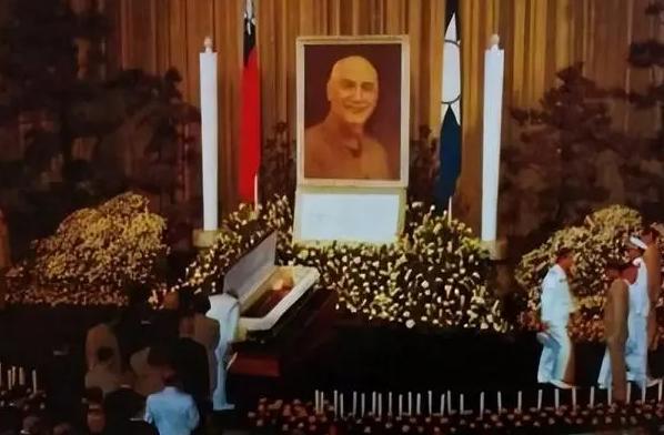 蒋介石死了50年，蒋经国死了37年，但这对父子到今天都没有入土。他们的棺材悬在半
