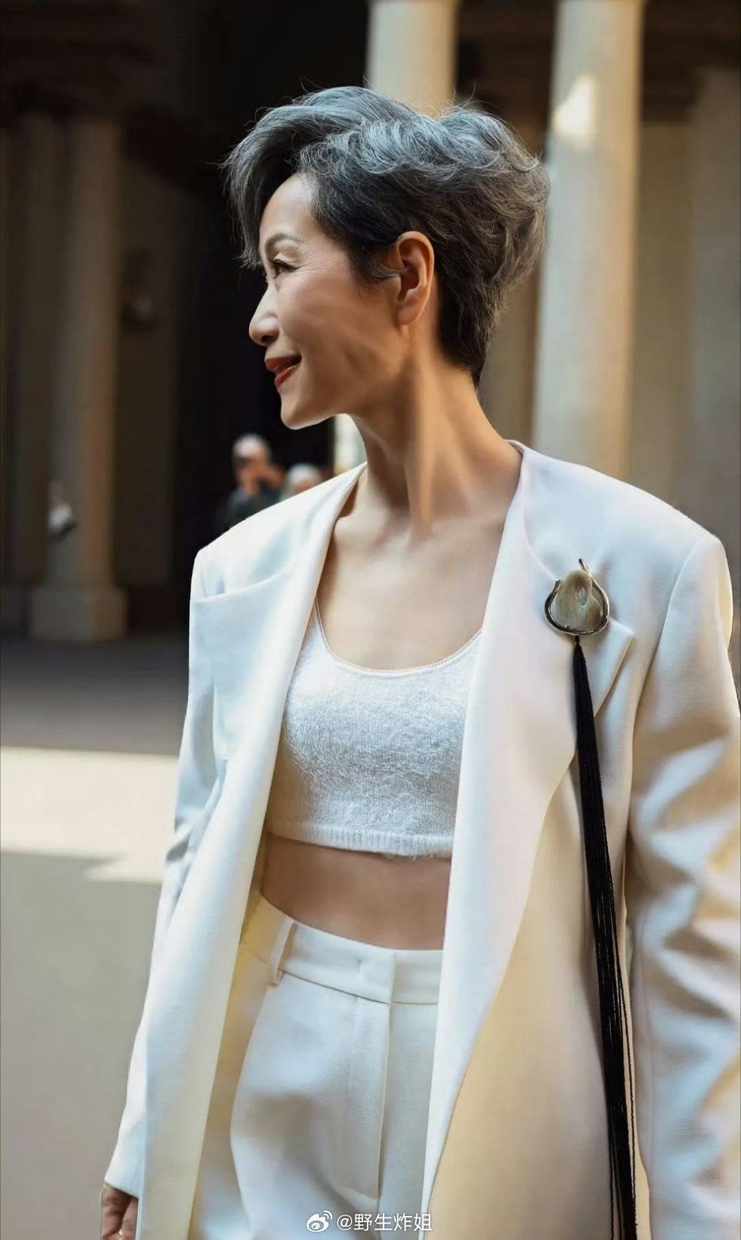 我的天啊，叶童都已经六十多岁了，但这个身材管理做的是真的绝绝子，谁能看出来这是年