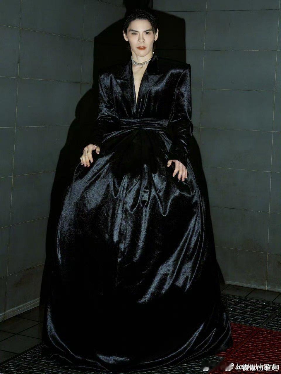 向佐穿了十厘米高跟鞋红毯上的“巨人”诞生！向佐为撑起造型霸气踩上十厘米高跟鞋，